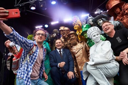 Як Франківськом ЖИВІ скульптури ходили