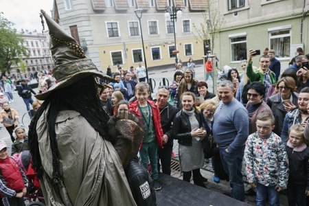 Як Франківськом ЖИВІ скульптури ходили