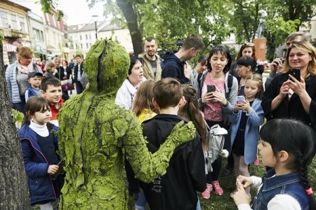 Як Франківськом ЖИВІ скульптури ходили