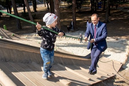 І взимку, і влітку: гірка у парку збирає дітлахів