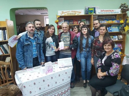 У МІСЬКІЙ БІБЛІОТЕЦІ ПРЕЗЕНТУВАЛИ ДВОМОВНУ КНИГУ