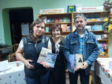 У МІСЬКІЙ БІБЛІОТЕЦІ ПРЕЗЕНТУВАЛИ ДВОМОВНУ КНИГУ
