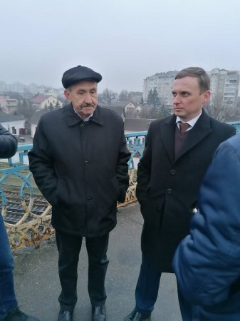 ЗАГРОЗИ НЕМАЄ: комунальники обстежили тріщини на мості