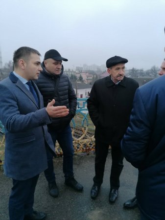 ЗАГРОЗИ НЕМАЄ: комунальники обстежили тріщини на мості