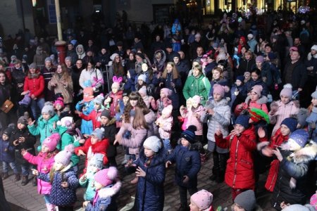 Запальний та веселий «Хіт-парад дитячих розваг» біля ялинки
