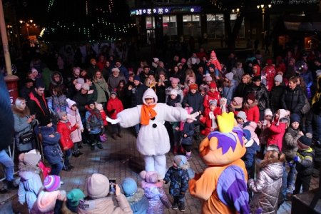 Запальний та веселий «Хіт-парад дитячих розваг» біля ялинки