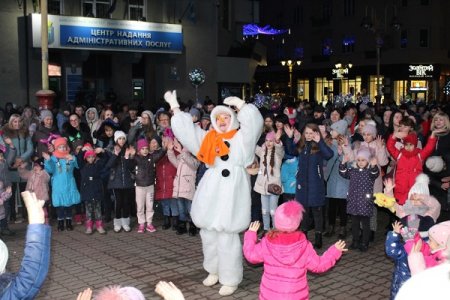 Запальний та веселий «Хіт-парад дитячих розваг» біля ялинки