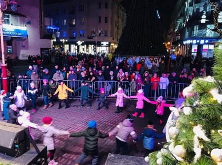 Молодь розважалась біля ялинки