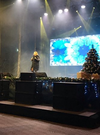 Молодь розважалась біля ялинки