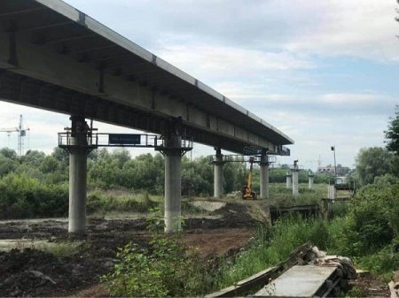 На мості через річку Бистриця Солотвинська насунуто частину конструкції на опори