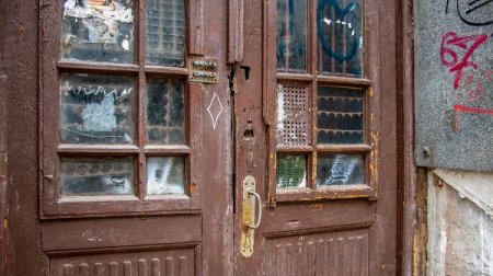 Незалежності, 11: двері пам’ятки архітектури відправились на реставрацію