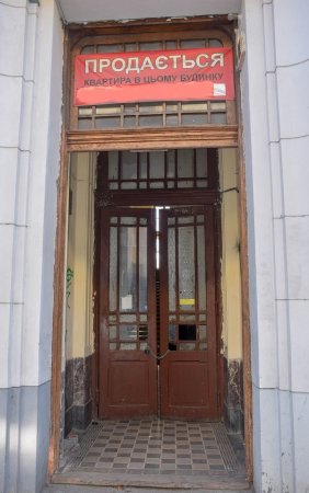 Бачинського, 3: Автентичні двері на реставрації