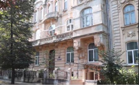 На вулиці Короля Данила, 1, розпочато реставраційний ремонт мурованої, багатодекорованої огорожі палісадника будинку