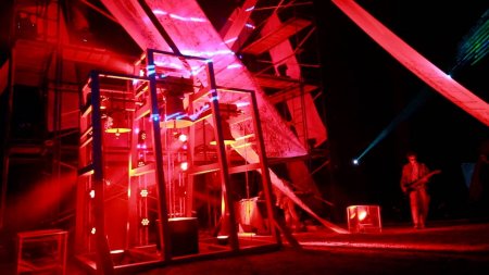 Електронні гаївки у палаці: великодній лазерно-світловий перформанс