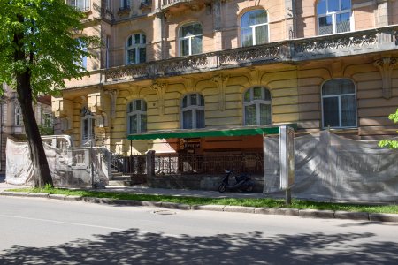 Триває реставраційний ремонт декорованої огорожі палісадника на Короля Данила, 1