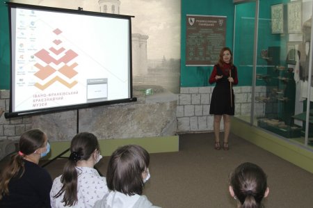 В краєзнавчому музеї відкрили освітній простір. Учні переглянули фільм про Шептицького