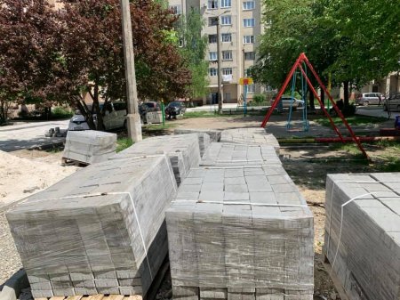 У дворі на вулиці Хіміків, 17-19 відновили ремонтні роботи