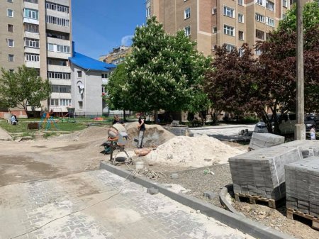 У дворі на вулиці Хіміків, 17-19 відновили ремонтні роботи