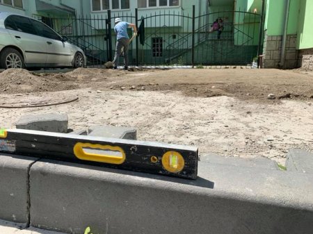 У дворі на вулиці Хіміків, 17-19 відновили ремонтні роботи