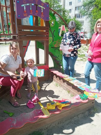 БІБЛІОТЕКАРІ ЗАПРОШУЮТЬ ДО ЛІТНЬОГО ЧИТАННЯ