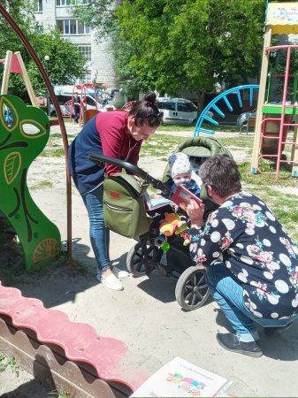 БІБЛІОТЕКАРІ ЗАПРОШУЮТЬ ДО ЛІТНЬОГО ЧИТАННЯ