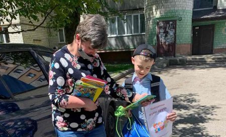БІБЛІОТЕКАРІ ЗАПРОШУЮТЬ ДО ЛІТНЬОГО ЧИТАННЯ