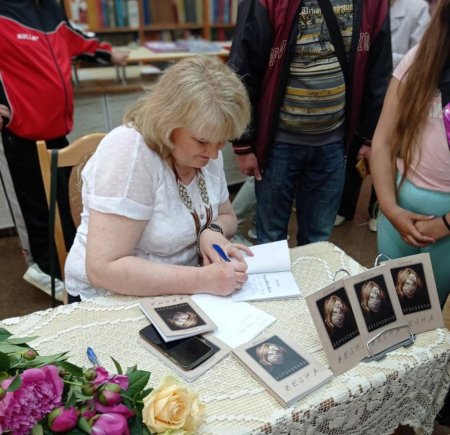 У МІСЬКІЙ БІБЛІОТЕЦІ ВІДБУЛАСЯ ПРЕЗЕНТАЦІЯ НОВОЇ КНИГИ ЛЕСІ ГЕНИК