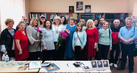 У МІСЬКІЙ БІБЛІОТЕЦІ ВІДБУЛАСЯ ПРЕЗЕНТАЦІЯ НОВОЇ КНИГИ ЛЕСІ ГЕНИК
