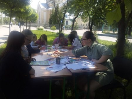 В ОПРИШІВЦЯХ ДІТИ РОЗМАЛЬОВУВАЛИ КАЗКУ