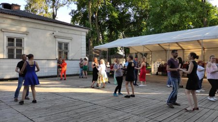 В Івано-Франківську стартував сезон танцювальних вечорів