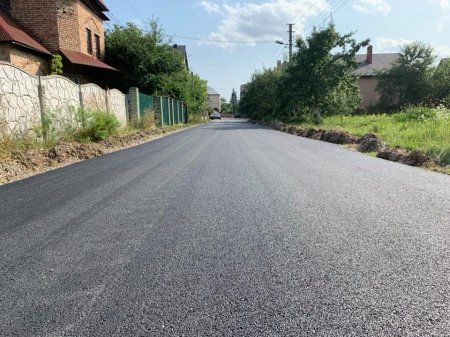 В Угорниках оновили дорожнє покриття трьох вулиць, ще одна – в роботі