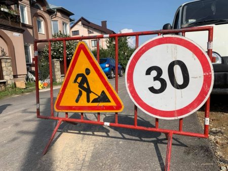 В Угорниках оновили дорожнє покриття трьох вулиць, ще одна – в роботі