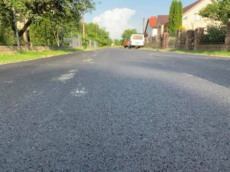 В Угорниках оновили дорожнє покриття трьох вулиць, ще одна – в роботі