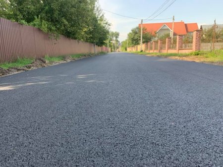 В Угорниках оновили дорожнє покриття трьох вулиць, ще одна – в роботі