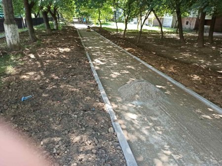 На вул. 24 Серпня наводять лад з тротуарами
