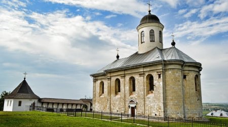 ЯК ЗАПОБІГТИ НЕБАЖАНИМ НАСЛІДКАМ ПІД ЧАС ПРОВЕДЕННЯ ВСЕУКРАЇНСЬКОЇ ПАТРІАРШОЇ  ПРОЩІ. ПОРАДИ СПЕЦІАЛІСТІВ ДЕРЖПРОДСПОЖИВСЛУЖБИ