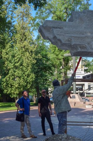 РОБОТИ НАД ВІДЛИТИМИ ЕЛЕМЕНТАМИ ПАМ’ЯТНОГО ЗНАКУ ЗАГИБЛИМ ГЕРОЯМ АТО/ООС НА ЗАВЕРШАЛЬНОМУ ЕТАПІ