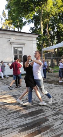 НА ТЕРИТОРІЇ КОЛИШНЬОГО КОМПЛЕКСУ ПАЛАЦУ ПОТОЦЬКИХ ФРАНКІВЦІ ВЧИЛИСЯ МАЙСТЕРНОСТІ НАЙРОМАНТИЧНІШОГО ТАНЦЮ