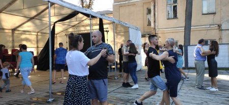 НА ТЕРИТОРІЇ КОЛИШНЬОГО КОМПЛЕКСУ ПАЛАЦУ ПОТОЦЬКИХ ФРАНКІВЦІ ВЧИЛИСЯ МАЙСТЕРНОСТІ НАЙРОМАНТИЧНІШОГО ТАНЦЮ