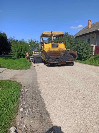 В С. ПІДПЕЧЕРИ ТРИВАЄ КАПІТАЛЬНИЙ РЕМОНТ ДОРОГИ