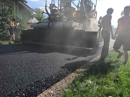 В С. ПІДПЕЧЕРИ ТРИВАЄ КАПІТАЛЬНИЙ РЕМОНТ ДОРОГИ