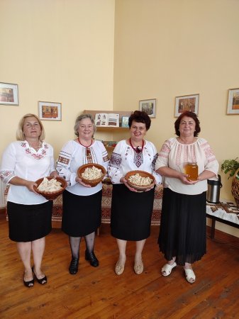 ПОСИДЕНЬКИ НА МАКОВЕЯ У ВОВЧИНЦЯХ