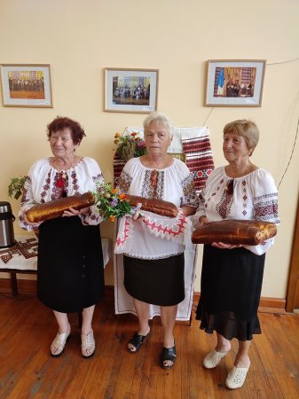 ПОСИДЕНЬКИ НА МАКОВЕЯ У ВОВЧИНЦЯХ