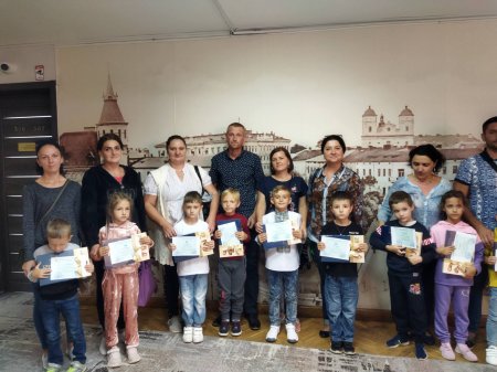 Міський голова Руслан Марцінків вручив сертифікати на шкільне приладдя