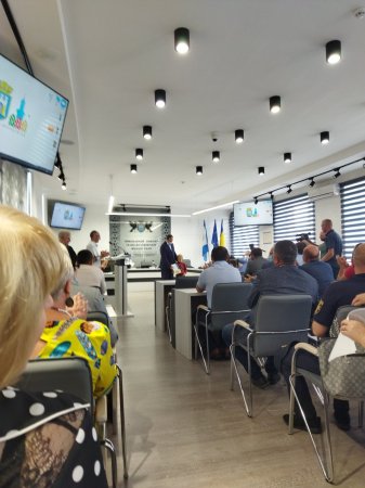 Міський голова Руслан Марцінків вручив сертифікати на шкільне приладдя