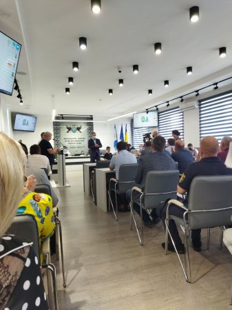 Міський голова Руслан Марцінків вручив сертифікати на шкільне приладдя