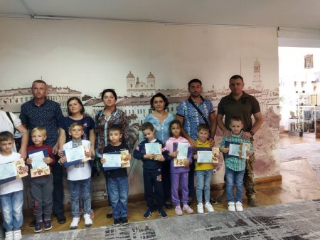 Міський голова Руслан Марцінків вручив сертифікати на шкільне приладдя