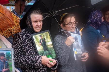 У МЕМОРІАЛЬНОМУ СКВЕРІ ВІДКРИЛИ ПАМ’ЯТНИК ПОЛЕГЛИМ УЧАСНИКАМ БОЙОВИХ ДІЙ НА СХОДІ УКРАЇНИ