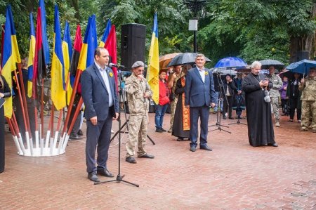 У МЕМОРІАЛЬНОМУ СКВЕРІ ВІДКРИЛИ ПАМ’ЯТНИК ПОЛЕГЛИМ УЧАСНИКАМ БОЙОВИХ ДІЙ НА СХОДІ УКРАЇНИ