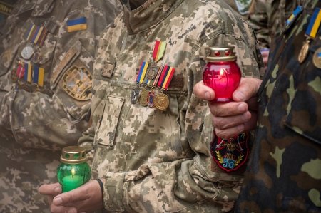 У МЕМОРІАЛЬНОМУ СКВЕРІ ВІДКРИЛИ ПАМ’ЯТНИК ПОЛЕГЛИМ УЧАСНИКАМ БОЙОВИХ ДІЙ НА СХОДІ УКРАЇНИ
